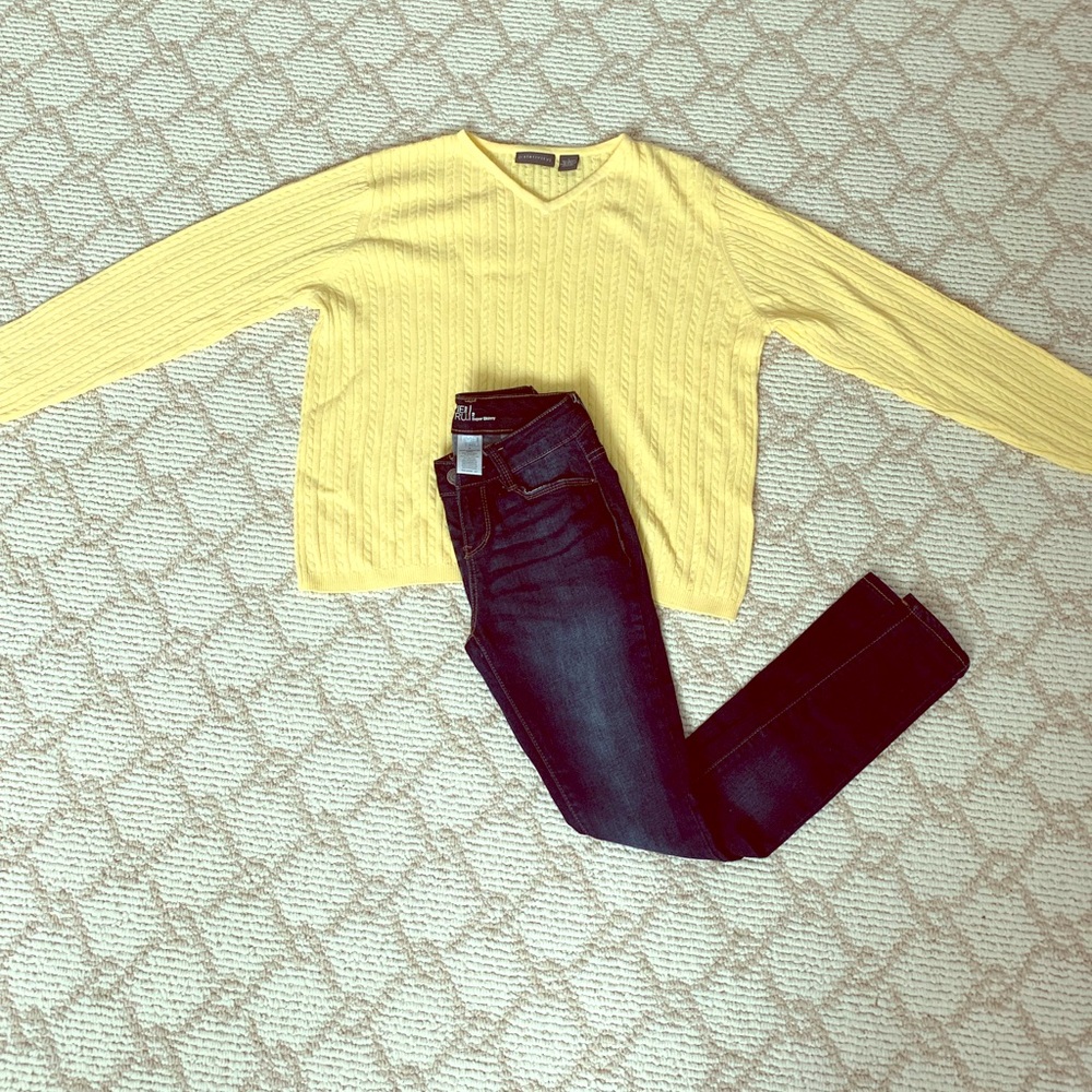 Relativity light yellow vneck sweater